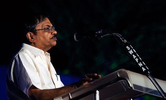 മഹാന്മാരുടെ സംഭാവനയും പ്രാധാന്യവും വരുംതലമുറക്ക് പകരണം -എം.ടി